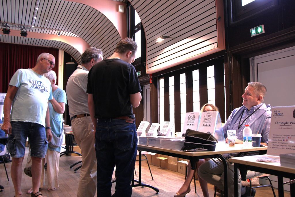 Visiteurs aux salon du livre Arromanches