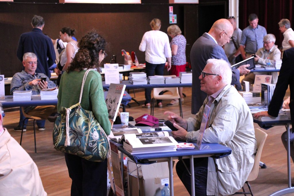 Visiteurs aux salon du livre Arromanches