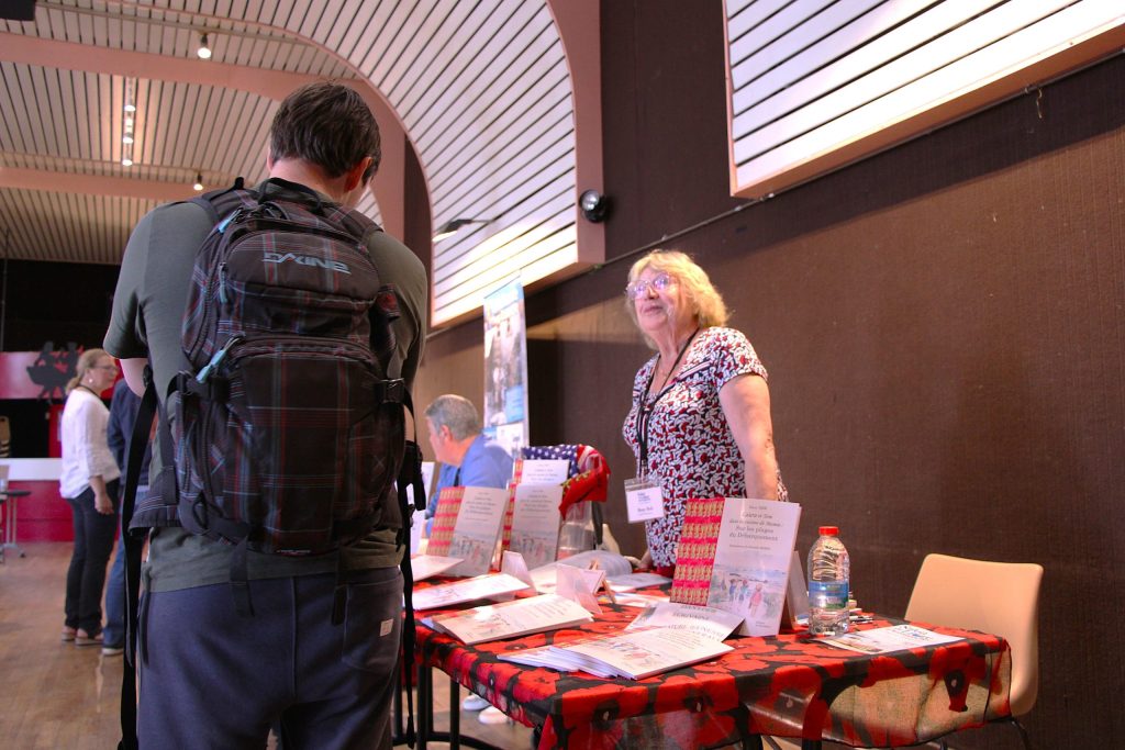 Visiteurs aux salon du livre Arromanches