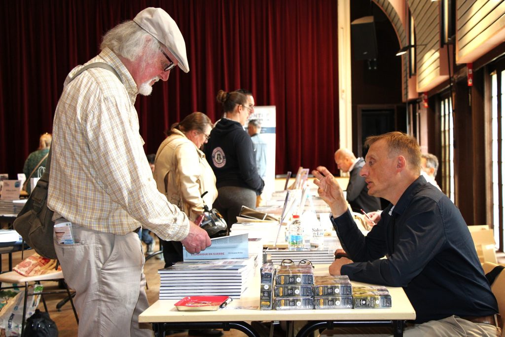 Visiteurs aux salon du livre Arromanches